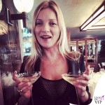 Kate Moss giacca Bella Freud pantaloni Saint Laurent scarpe Loubutin borsa Bulgari 2