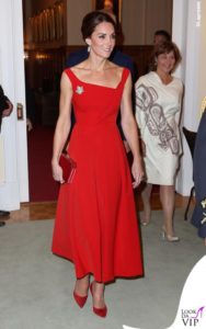 abito Preen, orecchini Soru, décolleté Gianvito Rossi
