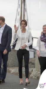 top H&M, giacca e pantaloni Zara, scarpe J. Crew, orecchini Annoushka, collana Asprey