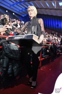 Sugli spalti, in pantaloni e camicia trasparente . E' il secondo outfit della serata