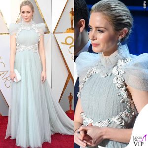in Schiaparelli, con orecchini Chopard