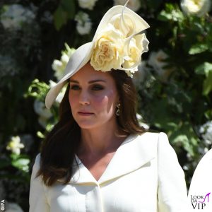 Kate Middleton, in Alexander McQueen, cappello Philip Treacy, scarpe Jimmy Choo