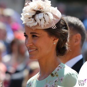 Pippa Middleton in The Fold London, scarpe e borsa Jimmy Choo