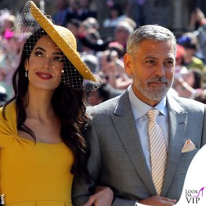 Amal Clooney (in Stella McCartney, scarpe Gianvito Rossi) e George Clooney