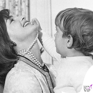 1 gennaio 1961 - con il figlio John F. Kennedy Jr, al collo l'immancabile triplo filo di perle