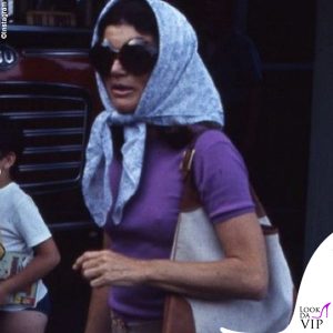 a Capri con l'iconica borsa "Jackie O" di Gucci