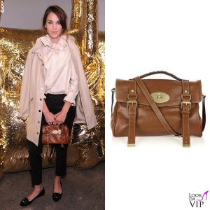Alexa Chung con la Alexa di Burberry