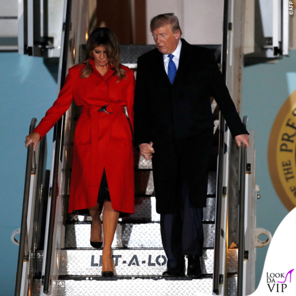 Melania Trump arriva a Londra con un cappotto rosso Calvin Klein