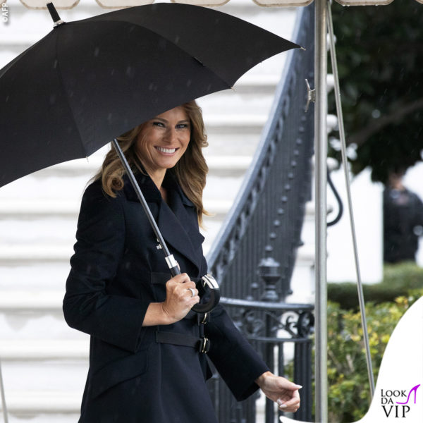 Melania Trump lascia Washington con un cappotto nero Burberry