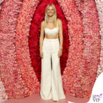 Gwyneth Paltrow esce dalla vagina gigante per lanciare la sua docu-serie