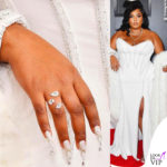 Lizzo ai Grammy Awards 202 in total look Versace e nail art con pendenti
