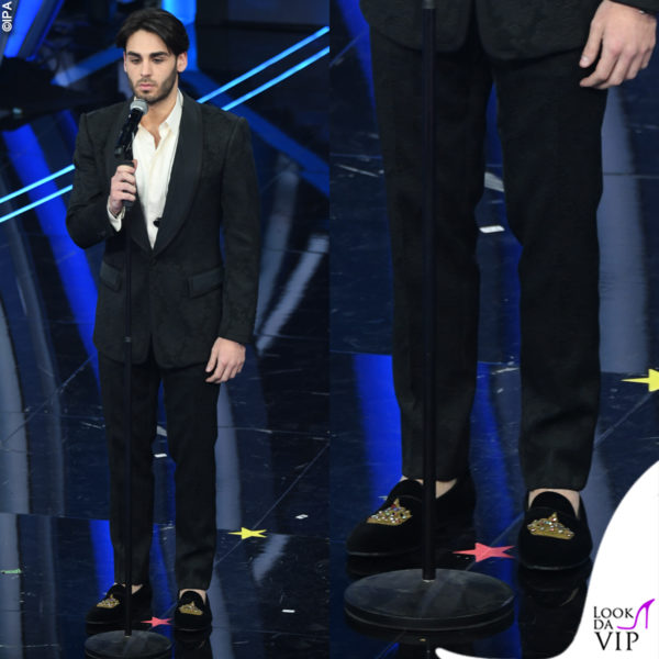 Con la corona sulla pantofola (Dolce&Gabbana) l'outfit di Alberto Urso è regale
