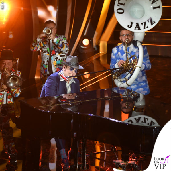 Calzino colorato per Raphael Gualazzi (in Carlo Pignatelli) e fantasie oniriche nelle giacche della band