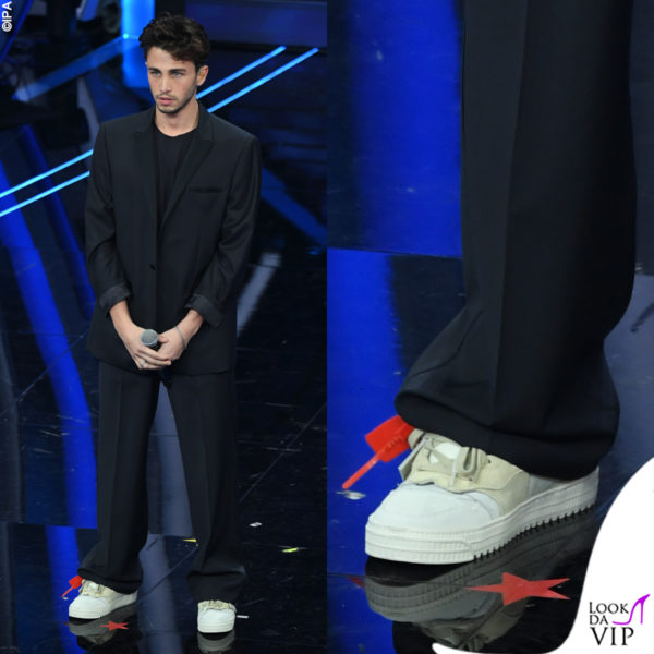 Le sneakers con la targhetta rossa di Riki sono la famose Nike x Off-White