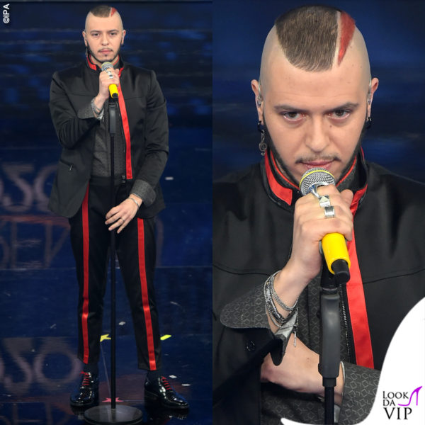 Marco Sentieri passa dal dettaglio giallo al rosso. Carino anche l'orecchino con la nota musicale