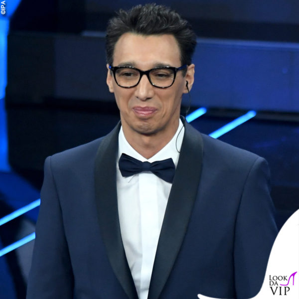 Paolo Jannacci valorizza le labbra carnose con un po' di lucidalabbra