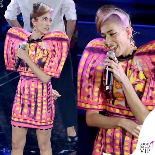Nina Zilli in Moschino è fumettosa tra le maxi spalle e il capello sui toni del rosa