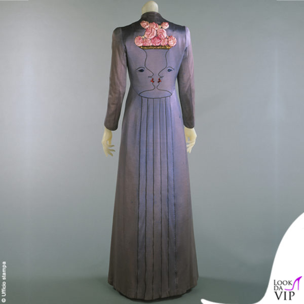 un cappotto firmato da Elsa Schiaparelli con un disegno di Jean Cocteau