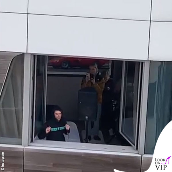 Fedez e Chiara Ferragni intrattengono gli abitanti di CityLife in quarantena