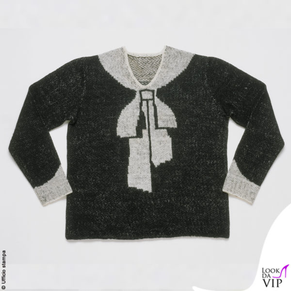 il primo capo firmato Schiaparelli: un pullover fatto a mano con un motivo tromp-l'oeil in bianco e nero