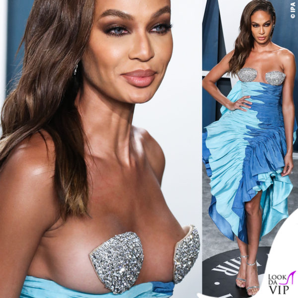 Agli Oscar 2020 l'attrice Joan Smalls si è fatta notare per il suo abito Schiaparelli dalla scollatura a dir poco audace