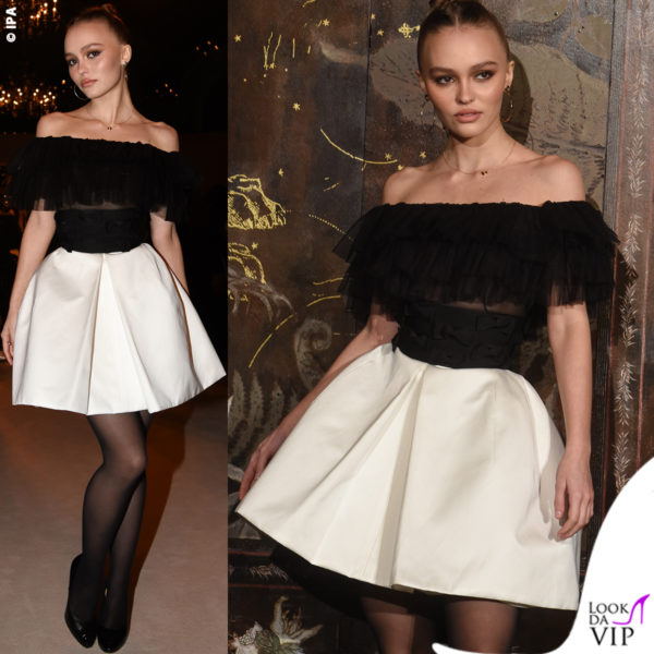 Lily Rose Depp è uno dei volti di Chanel, nella foto indossa un completo bianco e nero, colori iconici della maison