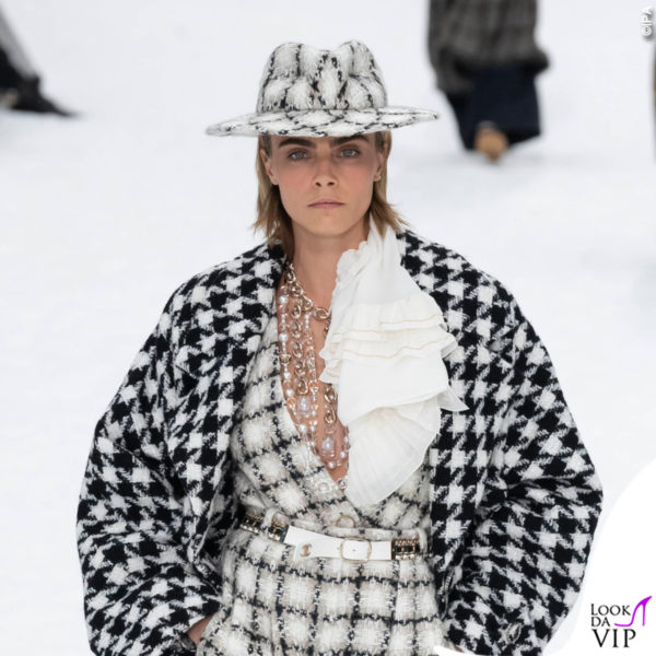 Cara Delevigne in passerella per la sfilata-evento di Chanel dopo la scomparsa di Karl Lagerfeld