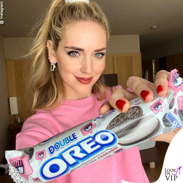 Chiara Ferragni posa con il packaging dell'edizione limita Oreo x Chiara Ferragni 