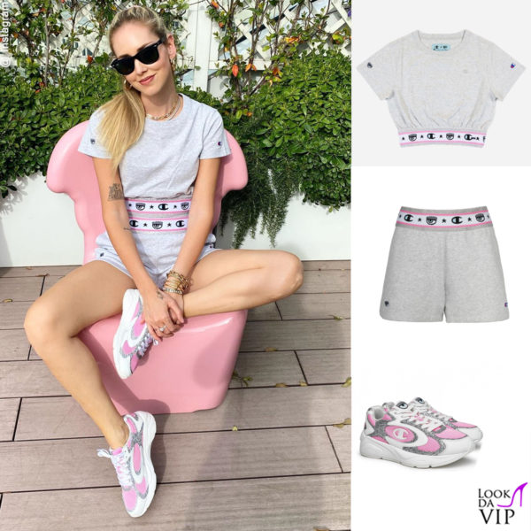 Questa poltrona rosa si abbina perfettamente con gli outfit della nuova collezione di Chiara Ferragni per Champion
