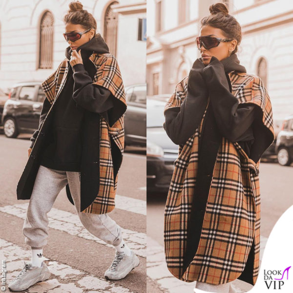 occhiali Oakley, felpa H&M, mantella Burberry, pantaloni Adidas, scarpe Yeezy Mafia
