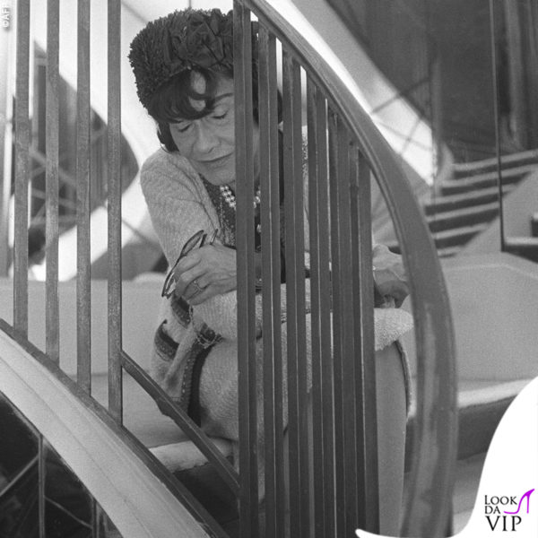 Gabrielle Chanel sulle scale del suo ufficio parigino nel 1966