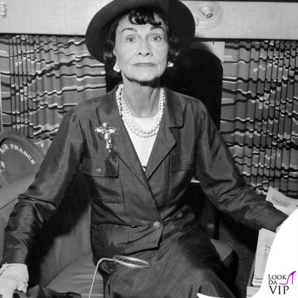 Gabrielle Chanel negli anni Sessanta in aereo