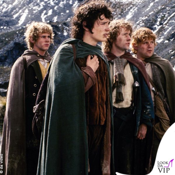 I completi indossati dagli hobbit hanno colori che ricordano quelli della terra, ma quelli di Frodo sono leggermente più scuri e più eleganti degli altri