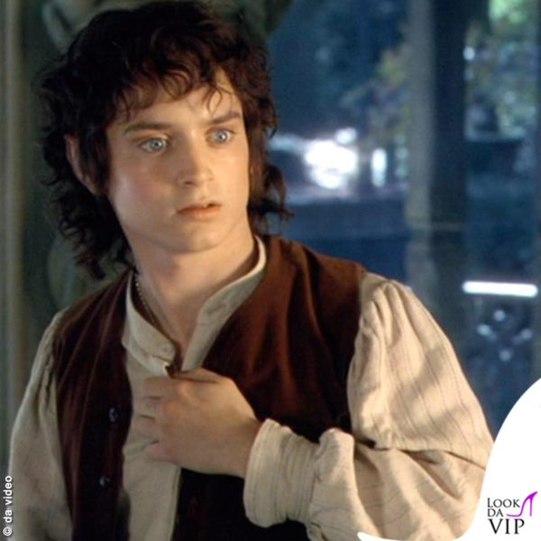 I polsini delle camicie degli hobbit sono alti per far sembrare le braccia più corte