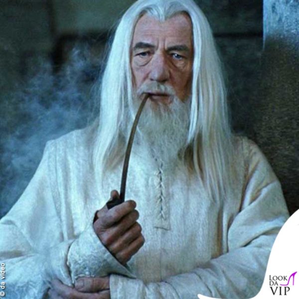 Quella che sembra una semplice tunica bianca indossata da Gandalf ha in reatlà una delicata e preziosa trama ricamata d'oro e argento