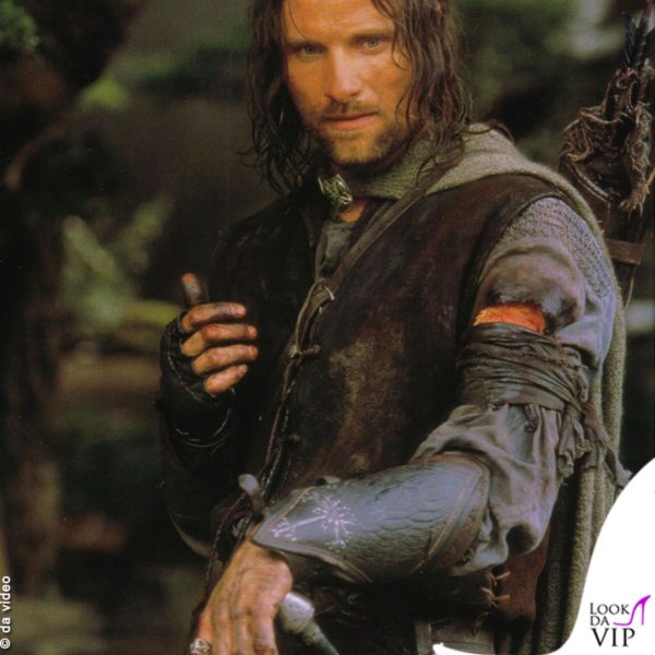Viggo Mortensen ha collaborato personalmente al design del costume di Aragorn