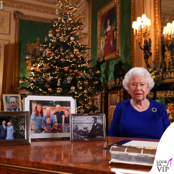 la regina Elisabetta durante il discorso di Natale 2019, con la scrivania piena di foto di famiglia