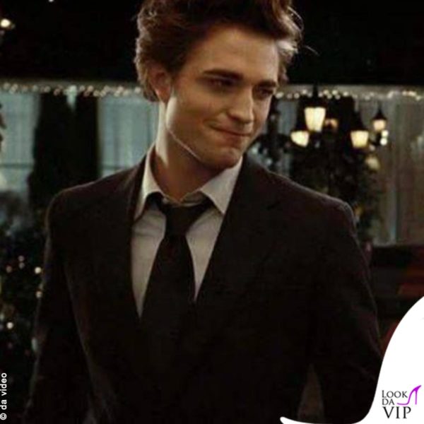 la giacca di Robert Pattinson è un modello di Gucci