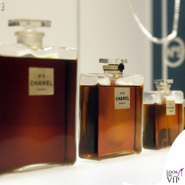 Bottiglie del celebre profumo Chanel n°5 del 1921 in mostra al Metropolitan Museum of Art