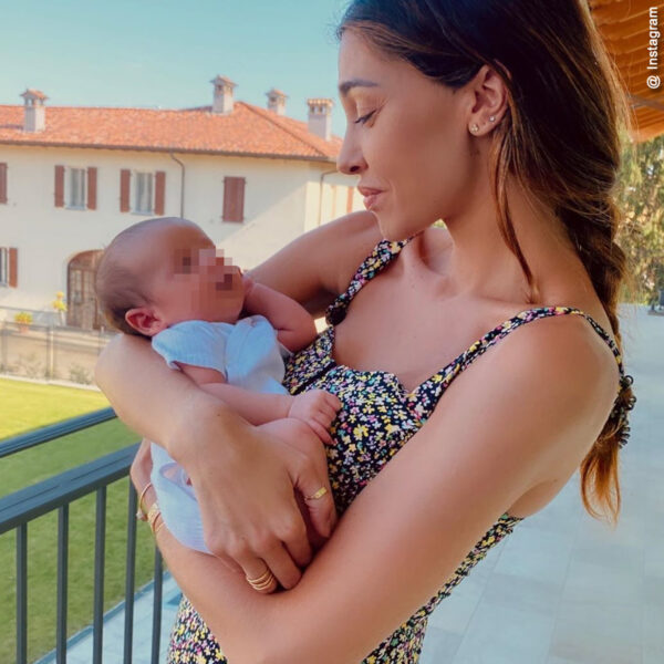 Belen guarda con amore il bimbo della sua amica