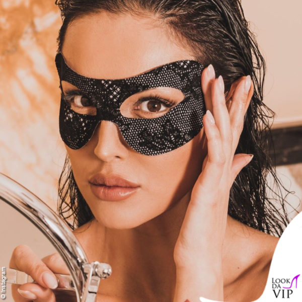 ... e trasforma la beauty routine in un momento sexy