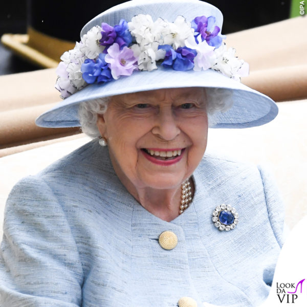 una delle spille preferite di Elisabetta, con un grosso zaffiro centrale. La Regina ad Ascot nel 2019