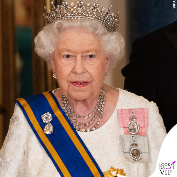 la spilla Granny's Chips, ricavata sempre dal Cullinan, vanta due diamanti da 63,6 e 94,4 carati. Qui la Regina la indossa nel 2018 a una Cena di Stato