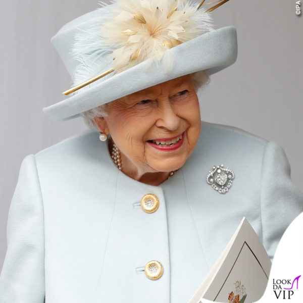 la spilla Cullinan V, ricavata dal più grande diamante grezzo mai ritrovato, detto anche Stella d’Africa. Qui la Regina nel 2019 al matrimonio di Eugenia di York