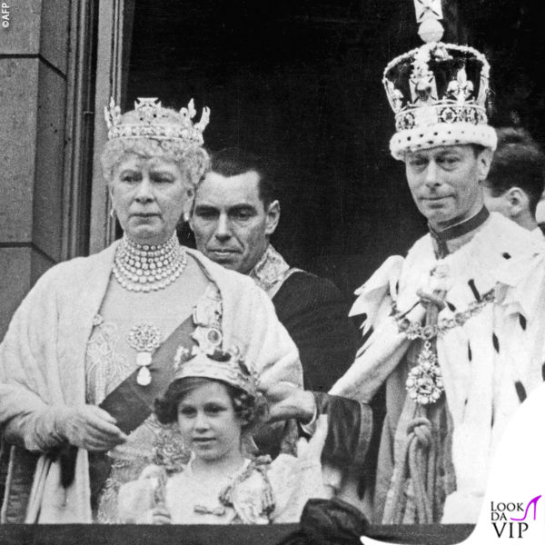 la regina Mary sfoggia la preziosa spilla per l'incoronazione di Giorgio V, padre di Elisabetta, nel 1937