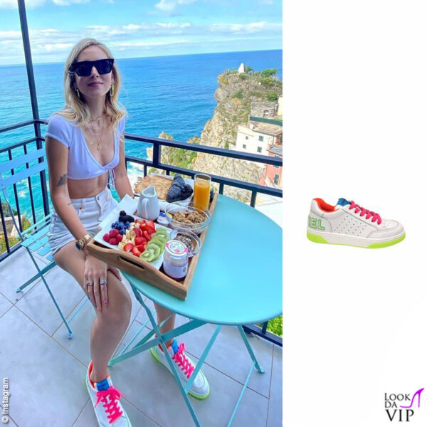 Colazione con vista mozzafiato sulle Cinque Terre: top Are You and Me, shorts Levis e scarpe Chanel