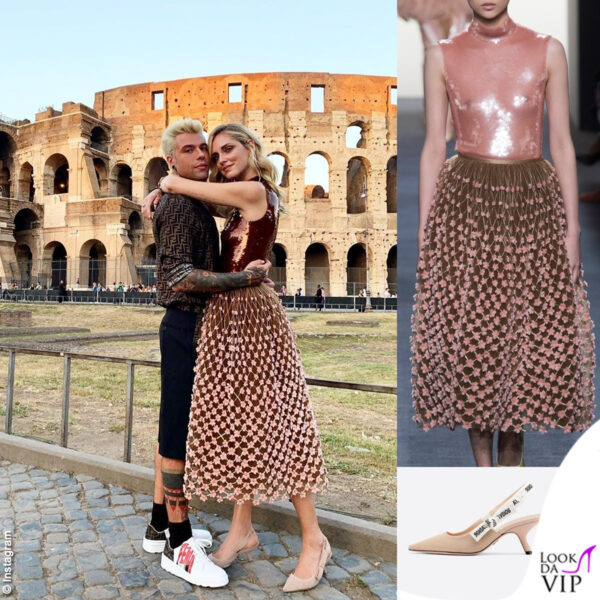 Con uno scatto del passato davanti al Colosseo i Ferragnez annunciano ai follower la visita a Roma: lei indossava un abito Fendi e décolleté Dior