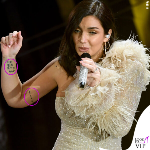 Sul polso destro Elettra ha una serie di ideogrammi giapponesi e il nome del suo findanzato, Nick (così si chiama davvero Afrojack). Sull'avambraccio una scritta forma un bracciale