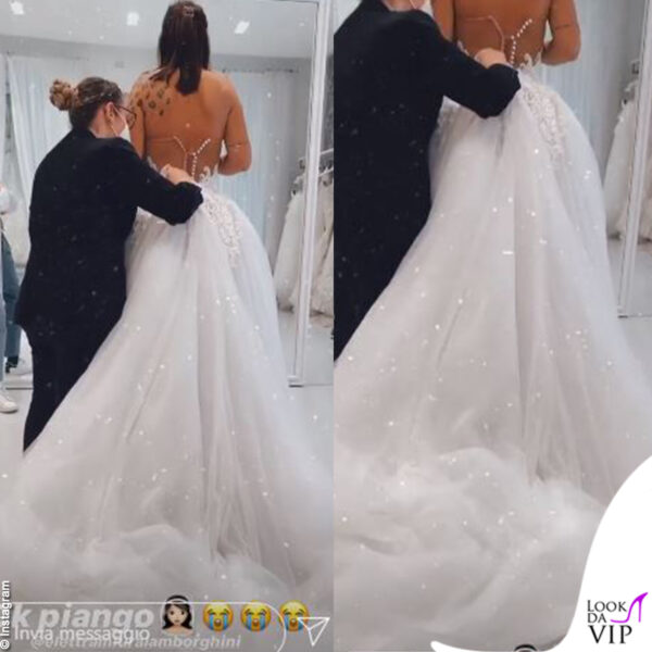 Il vestito da sposa ha lo strascico lunghissimo e la schiena con effetto nude