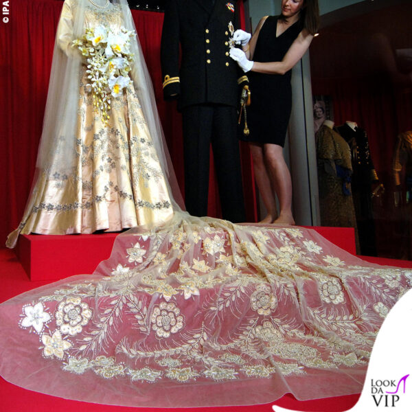 L'abito in esposizione al Summer Opening Exhibition at Buckingham Palace nel 2007